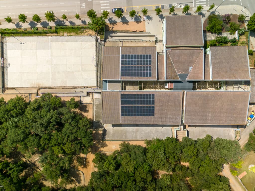 L'Ajuntament de Celrà demostra la seva inquietud impulsant una instal·lació fotovoltaica a l'Escola L'Aulet de Celrà.