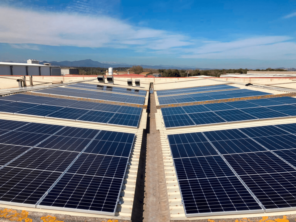 La empresa AD Partes de Riudellots de la Selva, ha confiado en Fotovol para instalar un sistema fotovoltaico de una potencia de 115 kWp.