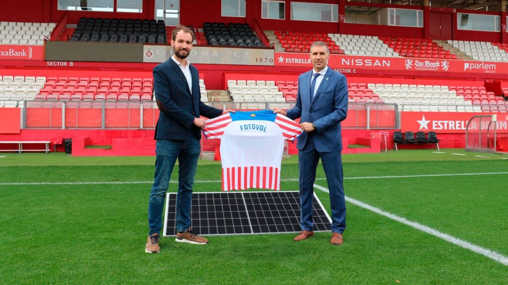 Hem arribat a un acord amb el Girona FC per instalÂ·lar plaques fotovoltaiques a l'estadi de Montilivi. Estalvia amb Fotovol.