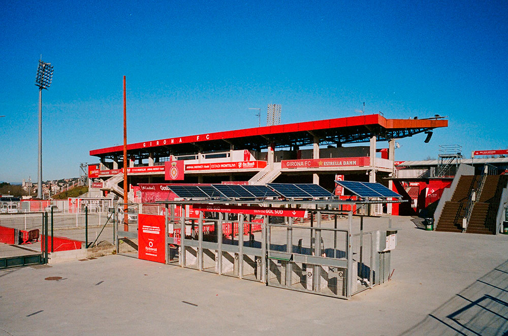 Instal·lació fotovoltaica al Girona FC a l’Estadi Montilivi situada sobre les marquesines d’entrada a l’Estadi distribuïda en dues cobertes.