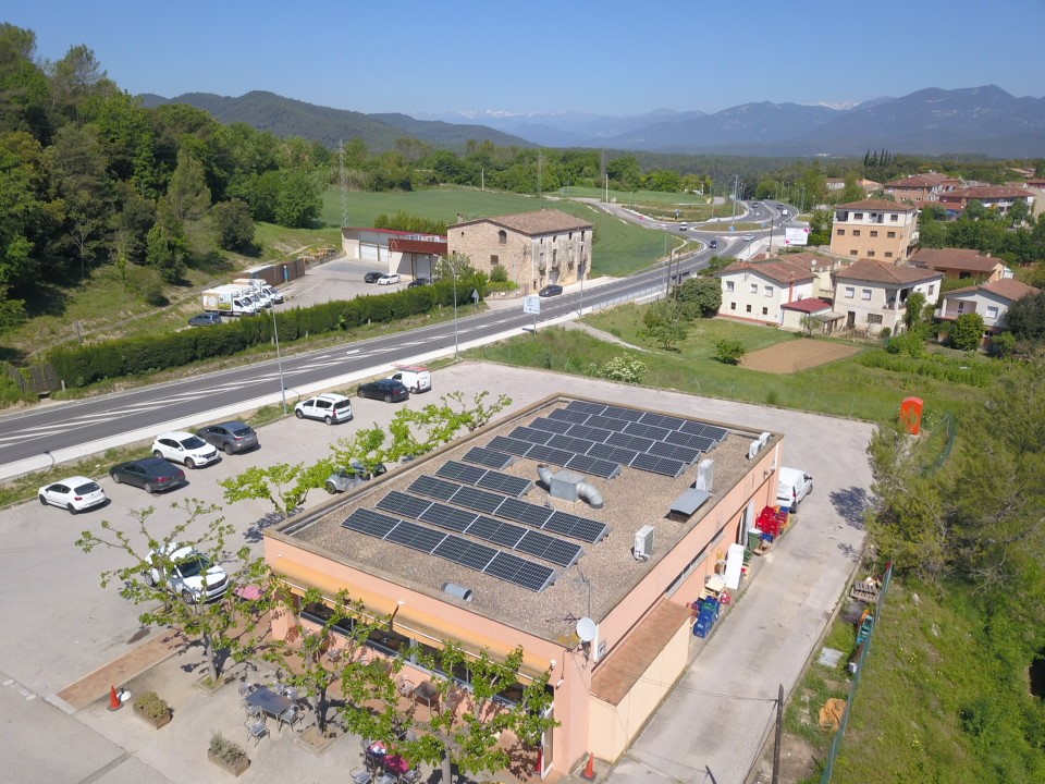 Instal·lació formada per 33 mòduls fotovoltaics categoria Tier 1, els quals generen un estalvi anual aproximat de 5 tones de CO2.