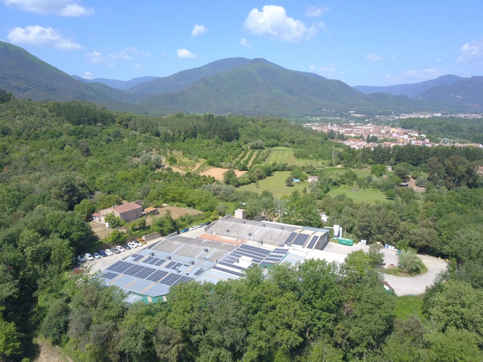 Instal·lació entregada a Impremta Pagès per autoconsum sobre coberta amb una potència de 120 kWp, formada per 264 panells fotovoltaics.