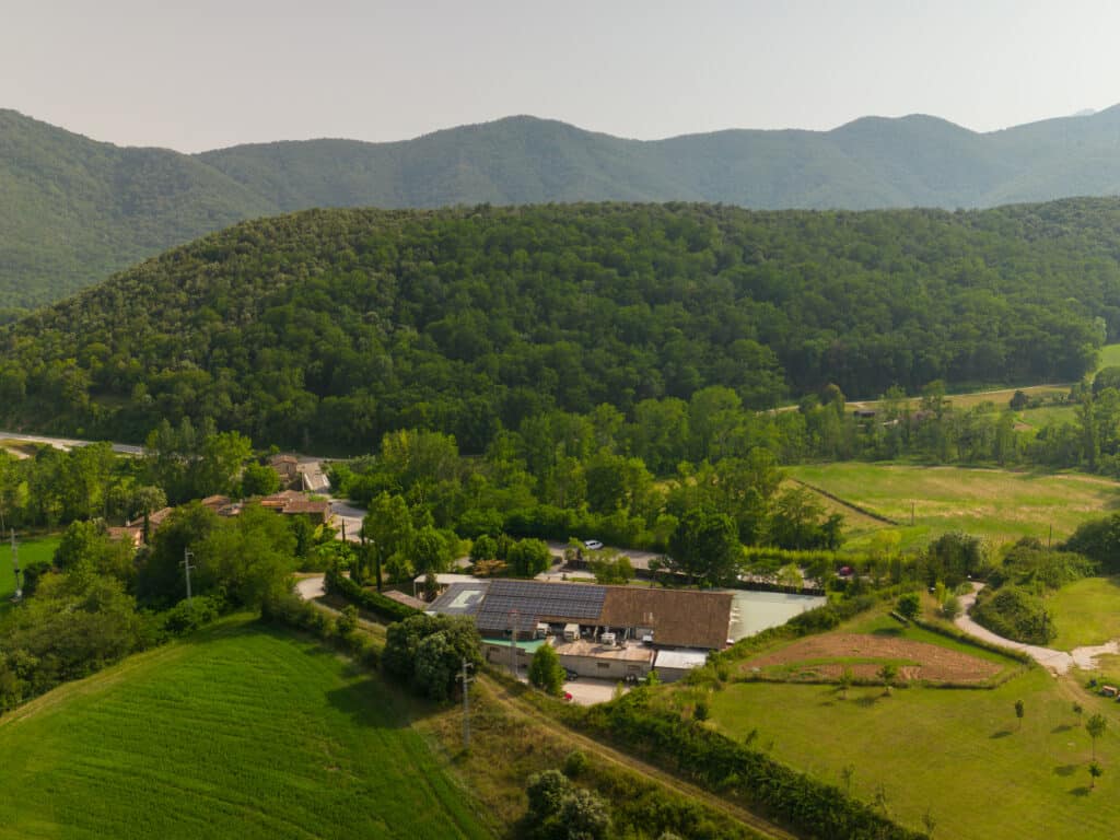 El Restaurante Ca l'Enric de la Vall de Bianya ha instalado un sistema fotovoltaico de una potencia de 80 kWp con la empresa Fotovol.