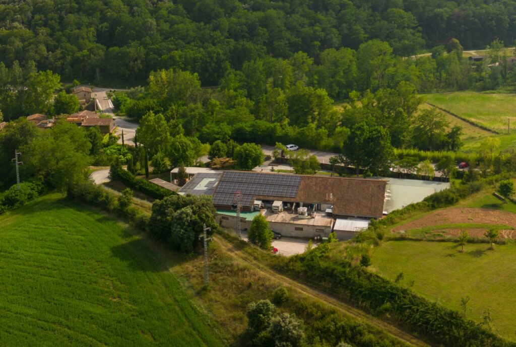 El Restaurant Ca l'Enric de la Vall de Bianya ha instal·lat un sistema fotovoltaic d'una potència de 80 kWp amb l'empresa Fotovol.