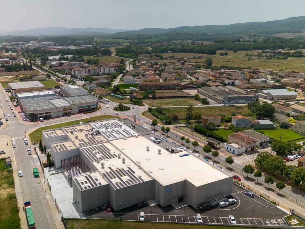 Proyecto ejecutado a la empresa Royal Protein, formado por 308 paneles fotovoltaicos con una potencia de 140 kWp.