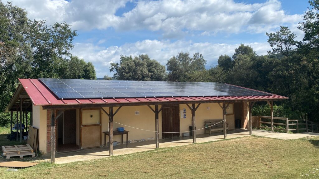 Instalación por autoconsumo sobre cubierta con una potencia de 25 kWp en Banyoles, entregada al Camping la Arcada.