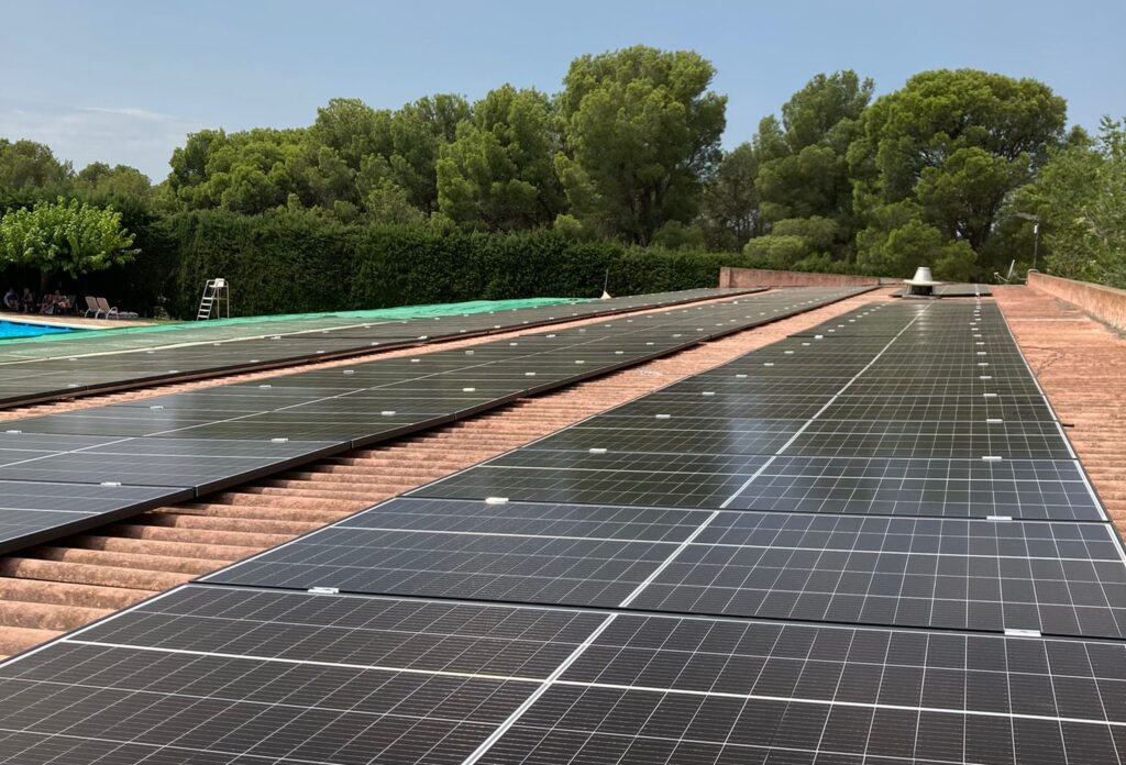 Instal·lació per autoconsum PIME sobre coberta amb una potència de 47 kWp entregada al Càmping Vell Empordà.