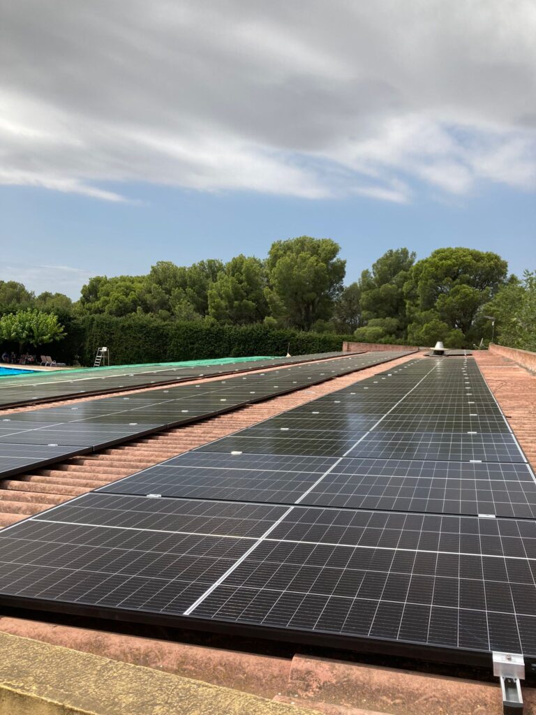 Instalación por autoconsumo PYME sobre cubierta con una potencia de 47 kWp entregada al Càmping Vell Empordà.