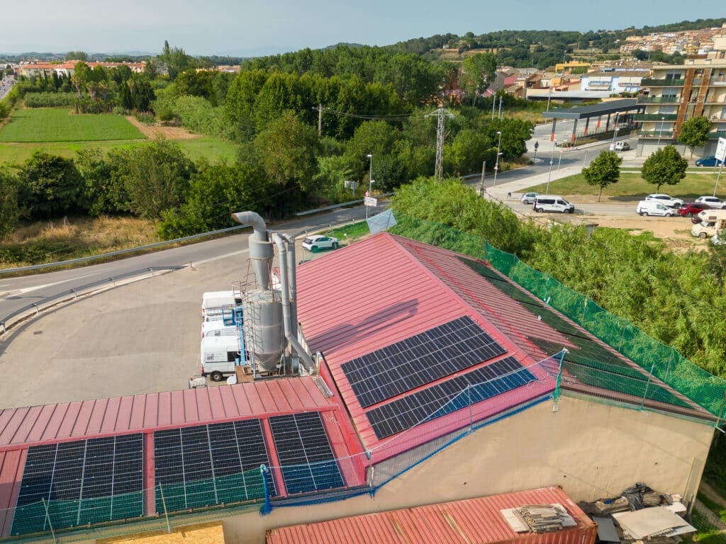 Fernandez Fusters ha confiat en Fotovol per dur a terme una instal·lació per autoconsum amb una potència de 46 kWp.