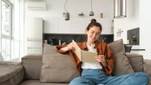 inicio Mujer leyendo un libro disfrutando del aire acondicionado con placas solares
