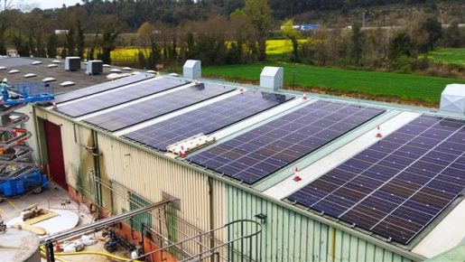 Instal·lació d'autoconsum sobre coberta amb una potència de 265 kWp a Cervià de Ter, formada per 582 panells fotovoltaics.