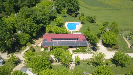 Instalación fotovoltaica por autoconsumo sobre cubierta con una potencia de 18 kWp entregada al Camping Sant Miquel de Campmajor.