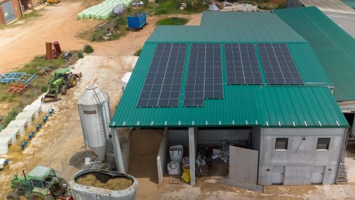 Instalación por autoconsumo sobre cubierta con una potencia de 32 kWp entregada a Granja Nogué, con un ahorro anual de 10 toneladas de CO2.