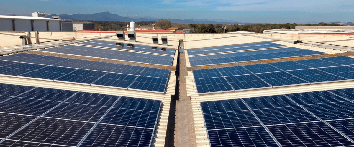 La empresa AD Partes de Riudellots de la Selva, ha confiado en Fotovol para instalar un sistema fotovoltaico de una potencia de 115 kWp.