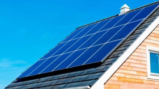 Tejado con placas solares tras haber solicitado permiso necesario a la comunidad de vecinos