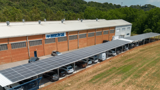 Metral, ha confiado en la empresa Fotovol instalando un sistema fotovoltaico de una potencia de 75 kWp, con 165 paneles fotovoltaicos.