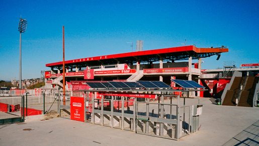 Instalación fotovoltaica en el Girona FC situada sobre las marquesinas de entrada al Estadio distribuida en dos cubiertas.