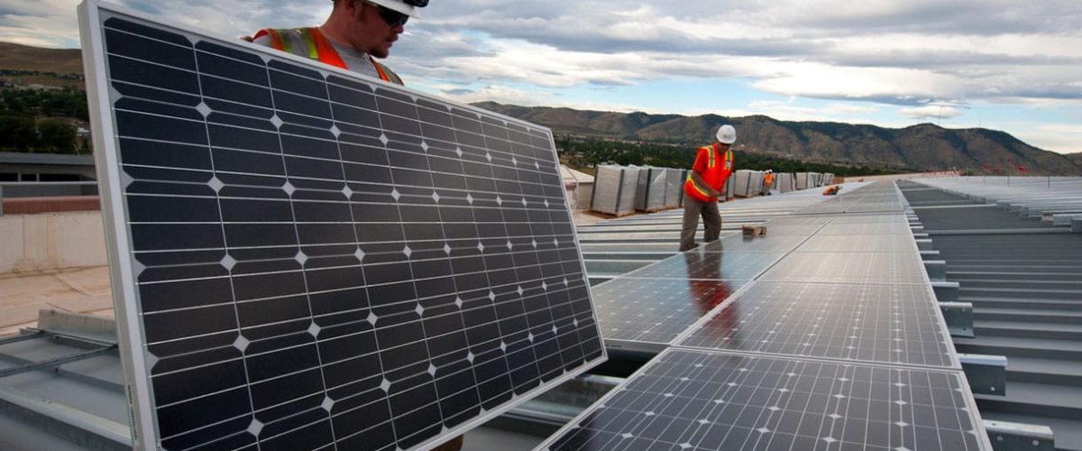 La energía solar puede jugar un papel clave para la mitigación de las pérdidas medioambientales en de los polígonos industriales.